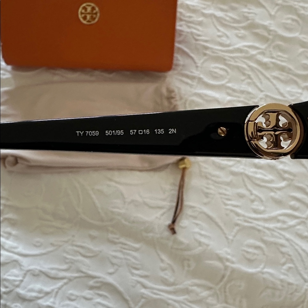 Sunglasses. NEW - Picture 4 of 5